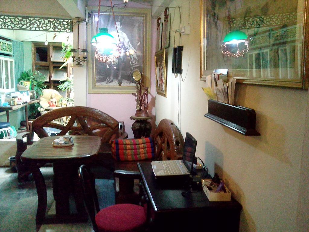 Готель Cafe De Baan Raow Бангкок Екстер'єр фото