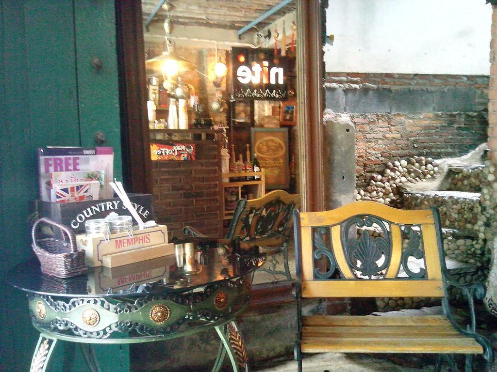 Готель Cafe De Baan Raow Бангкок Екстер'єр фото
